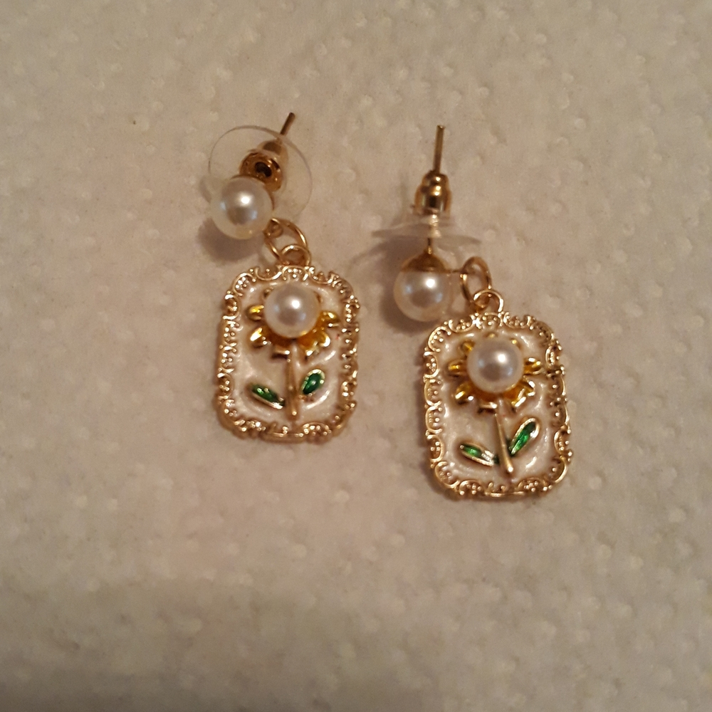 NEW Gold Floral Pearl Drop Earrings - NWT
New in gift box or organza bag